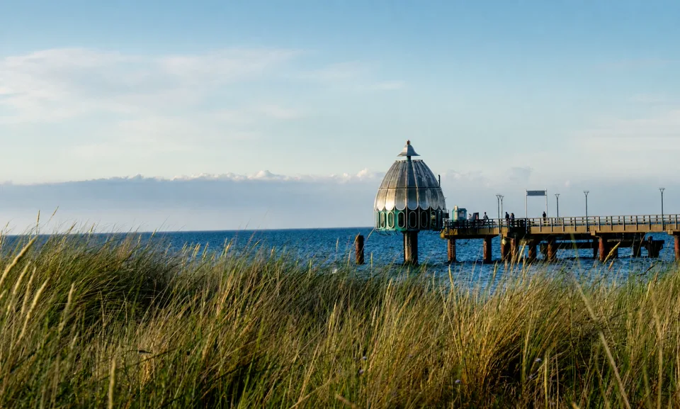 Blick auf die Ostsee mit Seebrücke und Tauchgondel – ein Ausflugsmotiv an der Küste