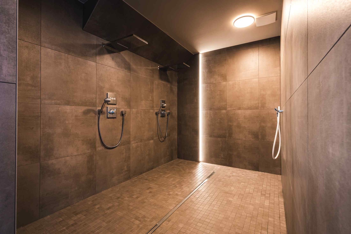 Duschbereich im Wellnessbereich des Resorts