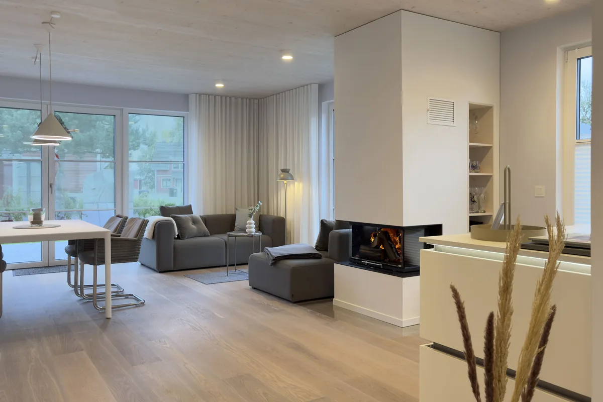 Heller Wohnbereich mit Essplatz, Kamin und Küche